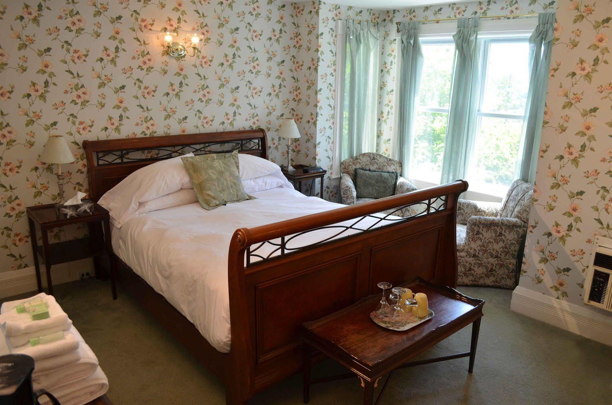 Bedham Hall Bed & Breakfast 3*